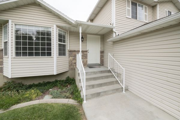 Cost of White Vinyl Siding Replacement in Shawnee